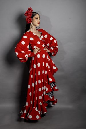 Bata flamenca roja y lunares blancos para feria de abril y romerías