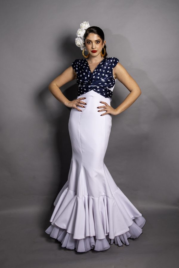 Vestido blanco y cuerpo azúl con lunares blancos