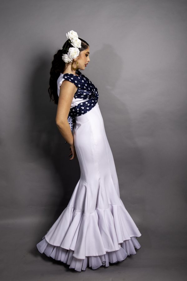 Vestido blanco y cuerpo azúl con lunares blancos