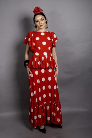 Diseño de dos piezas. Cuerpo y falda rojo con lunares blancos
