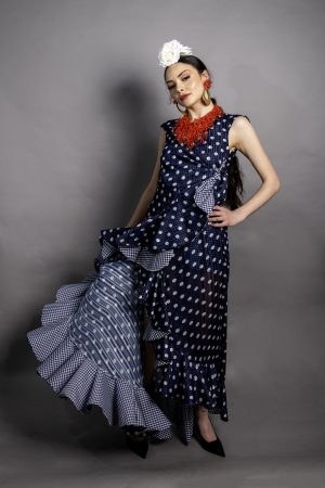 Bata flamenca azúl lunares blancos