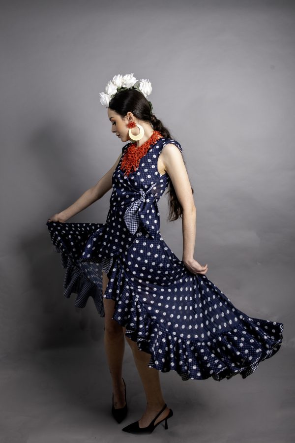 Bata flamenca azúl lunares blancos